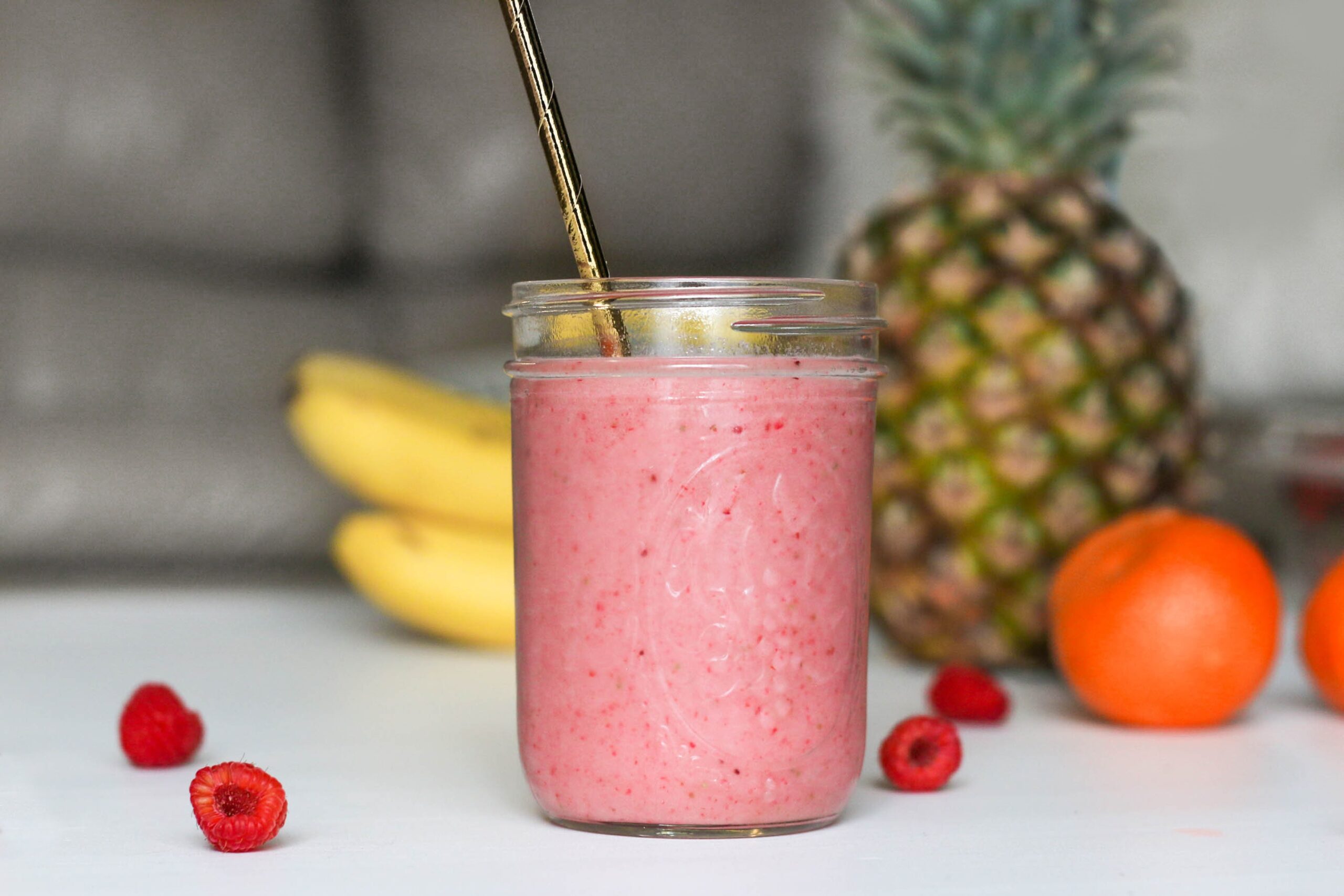 tafel met vers fruit en smoothie